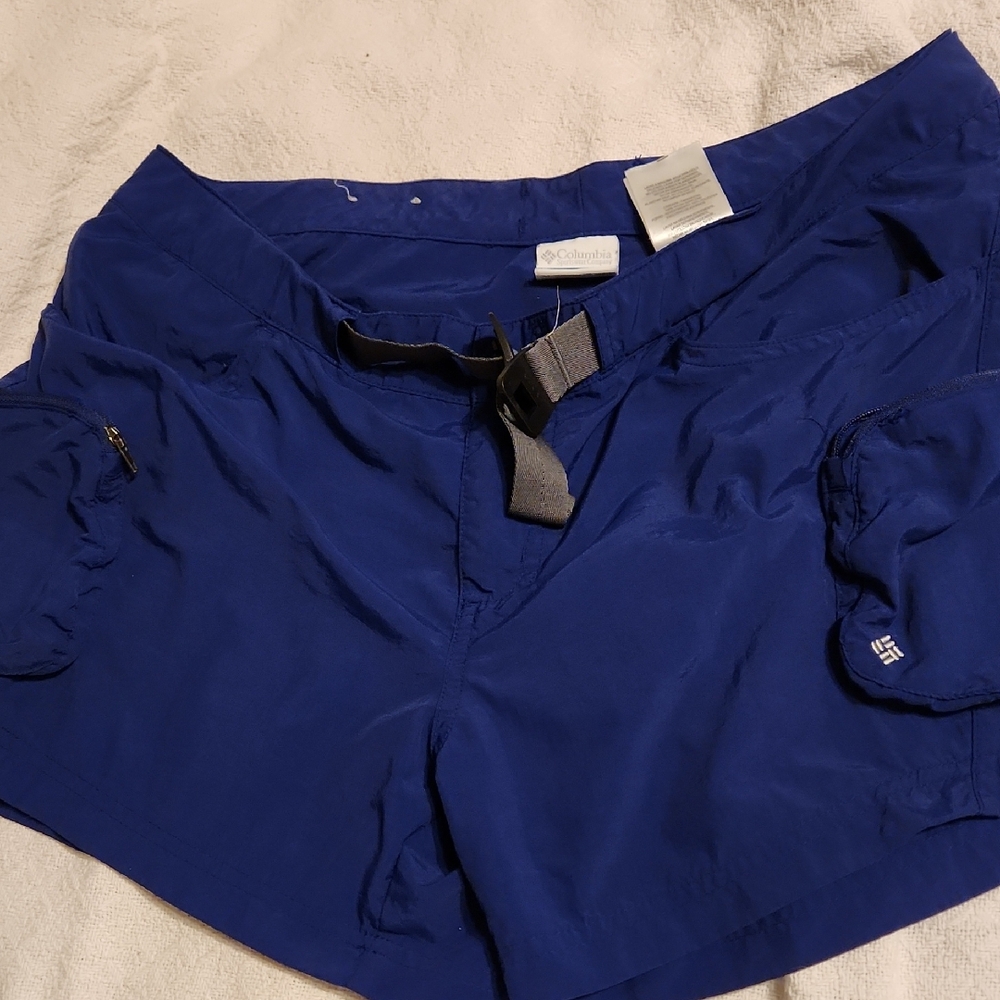 Columbia Women's Cargo Shorts in Deep Blue